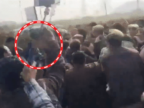 सांसद चंद्रशेखर को पुलिस ने रोका तो धक्का-मुक्की:मेरठ जाने के लिए फोर्स को ढकेलते हुए डिवाइडर कूदे, कार छोड़कर बाइक पर बैठे