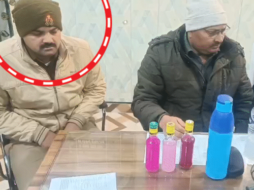 यूपी में दरोगा 50 हजार घूस लेते अरेस्ट:मिठाई की दुकान पर ग्राहक बनकर बैठी एंटी करप्शन टीम, नोटों की गड्‌डी लेते ही दबोचा
