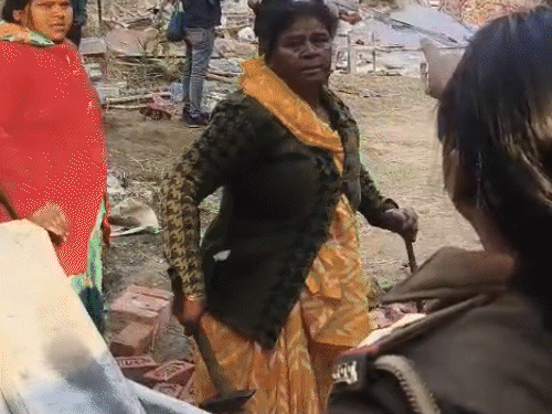 काशी में बच्चे लेकर बुलडोजर के सामने खड़ी हुईं महिलाएं:दरोगा के सामने हथौड़ा उठाया, बोलीं- बद्दुआ देती हूं, कभी सुखी नहीं रहोगे