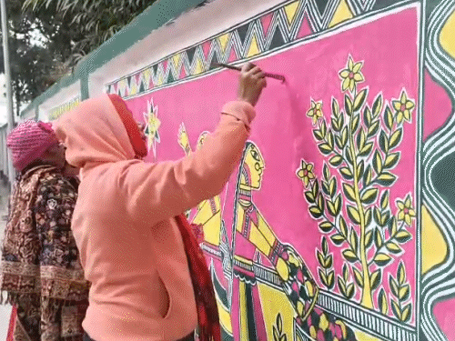 भागलपुर शहर की दीवारों पर उभरी मंजूषा कला:लोक विरासत को मिला नया मंच, महिला कलाकार जीवंत कर रही अंग क्षेत्र की पहचान
