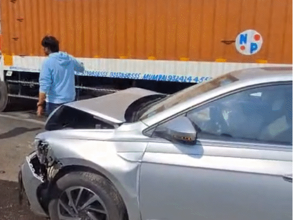 इंदौर में 7 वाहन टकराए, कार पर चढ़ी पिकअप:2km की ढलान थी, तेज रफ्तार ट्रक अनियंत्रित हुआ और सामने वाले वाहन में घुस गया