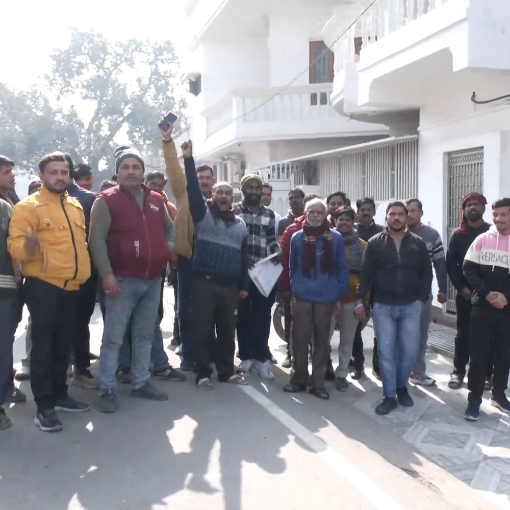 सीतापुर में पटरी दुकानदारों को हटाने का ऐलान:प्रशासन के नोटिस के बाद सांसद से लगाई मदद की गुहार