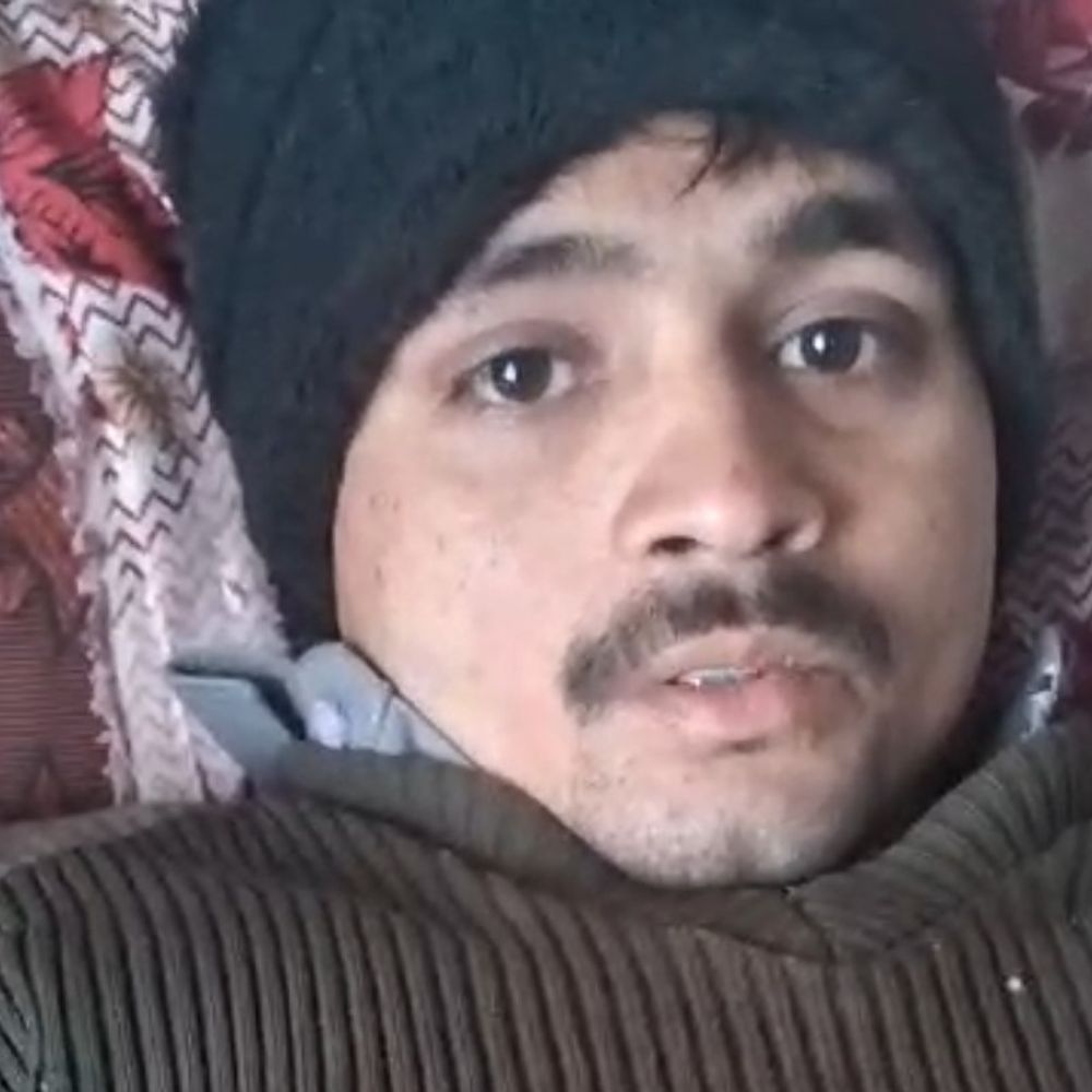 बेतिया में सड़क हादसे में एक युवक की मौत:नवनिर्मित सड़क पर गड्ढे से वाहन पलटा, दूसरा घायल