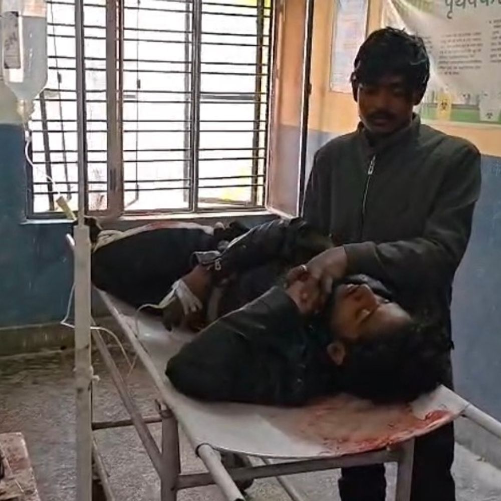 अमेठी में नीलगाय से टकराई पिकअप:पीछे से आ रही बाइक भी घुसी, तीन युवक गंभीर घायल