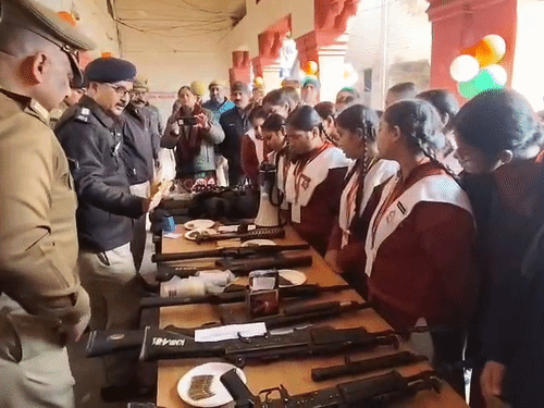 स्कूली बच्चों ने जाना कैसे कंट्रोल होता है दंगा:कानपुर कोतवाली हुआ कार्यक्रम, पुलिस अधिकारियों ने छात्राओं को दी जानकारी