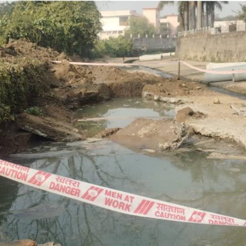 मिट्‌टी धसकने से मलबे में दबकर राजमिस्त्री की मौत:झांसी में सीवरेज लाइन डालने के लिए खोदा गया था गड्‌ढ़ा, इकलौता बेटा था