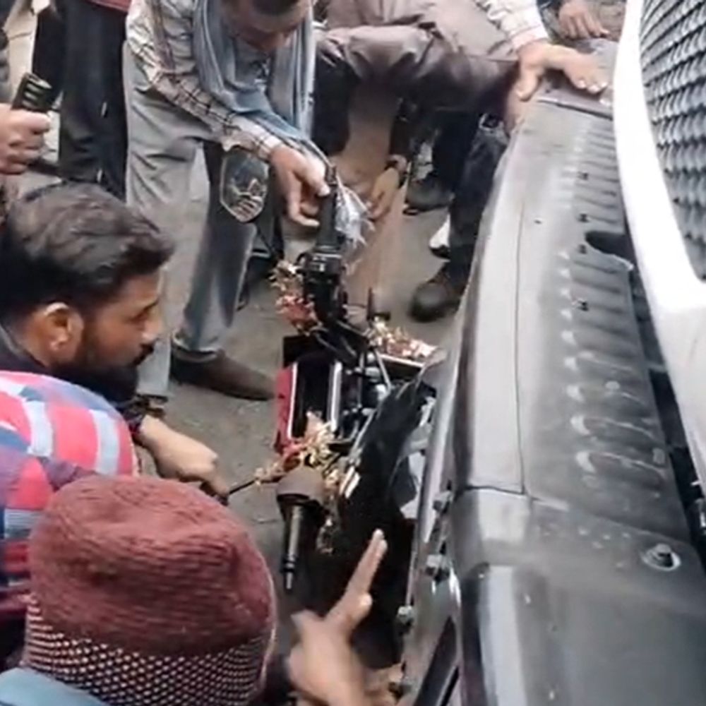 जमशेदपुर में अनियंत्रित चेचिस ने बाइक सवार दंपती को कुचला:  पति की मौत, पत्नी गंभीर रूप से घायल; 100 मीटर तक घिसटती रही बाइक – Jamshedpur (East Singhbhum) News