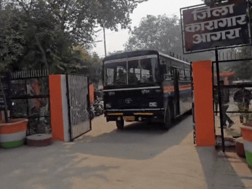 आगरा से 38 बांग्लादेशी नागरिक किए गए डिपोर्ट:सजा पूरी होने के बाद पुलिस अभिरक्षा में भेजा गया कोलकाता