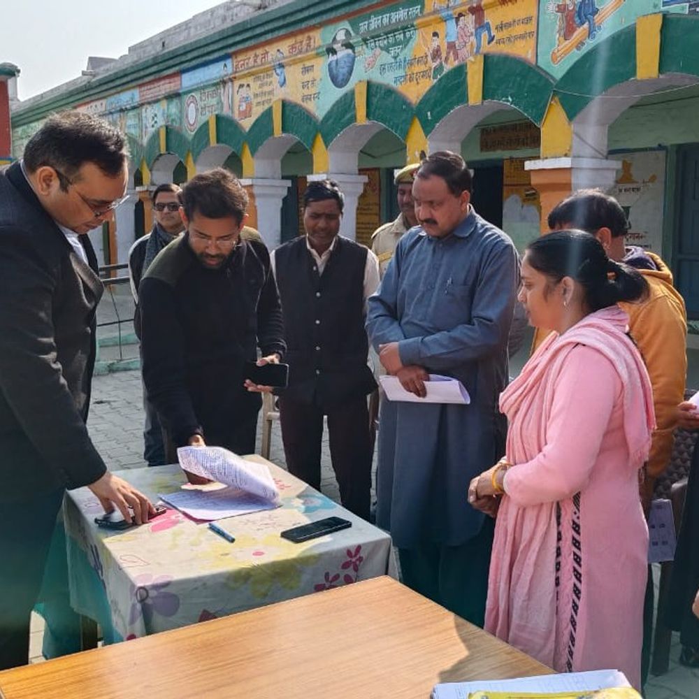 डीएम ने मतदाता सूची पुनरीक्षण कार्य का निरीक्षण किया:नवाब तारोरा गांव में SIR-2026 अभियान की समीक्षा की