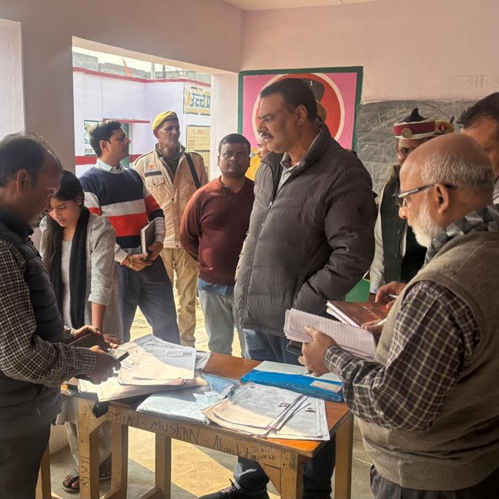 मिर्जापुर डीएम ने बूथों का किया निरीक्षण:लापरवाही करने वाले बीएलओ का वेतन रोका, गौशाला व्यवस्थाएं जांचीं