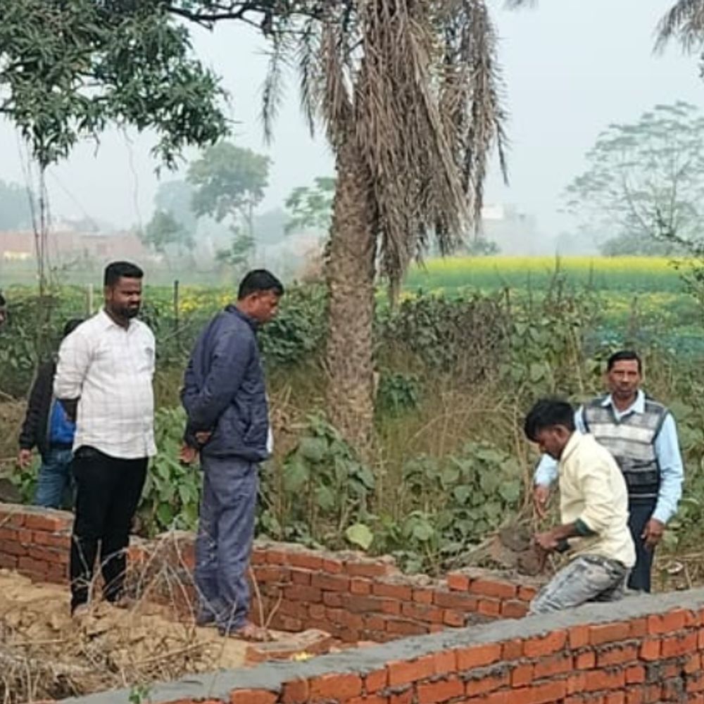 1 साल में टूट गईं सड़कें-नालियां, शादी घर भी जर्जर:सभासद बोले- BKT नगर पंचायत में घटिया निर्माण कार्य हुए, मुख्यमंत्री से शिकायत की