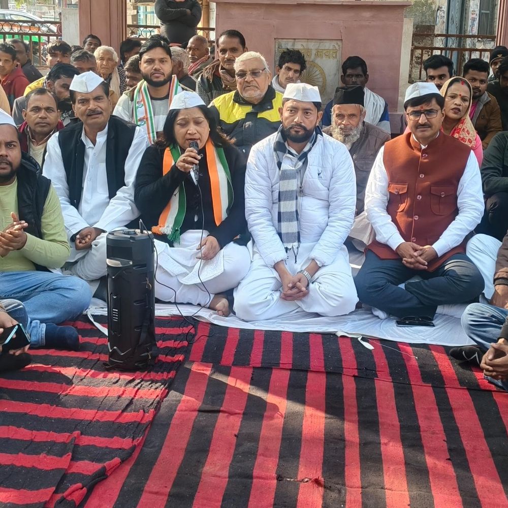 हरदोई में मनरेगा बचाओ अभियान के तहत कांग्रेस का उपवास:गांधी प्रतिमा के सामने मजदूरों के हक के लिए आवाज उठाई