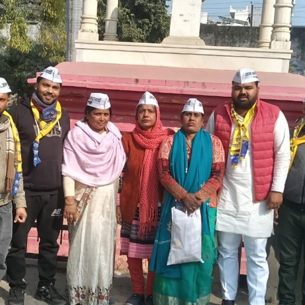 बांग्लादेश में हिंदुओं पर अत्याचार, AAP का प्रदर्शन:एटा के शहीद पार्क में केंद्र सरकार की खामोशी पर नारेबाजी