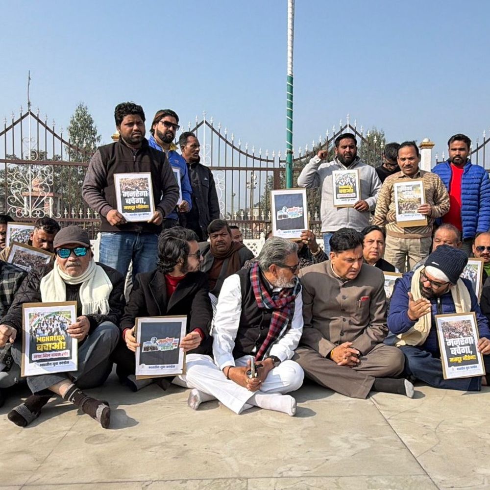 कांग्रेसियों ने नरेगा का नाम बदलने का विरोध किया:बापू की समाधि पर रामधुन गाकर जताया विरोध, आंदोलन की चेतावनी