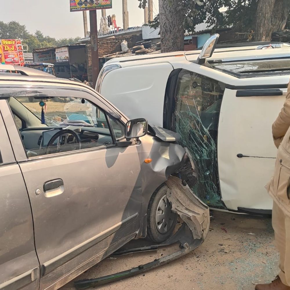 महोबा में वैगनआर और बोलेरो की टक्कर:चार लोग घायल, लड़की देखने जा रहा था परिवार