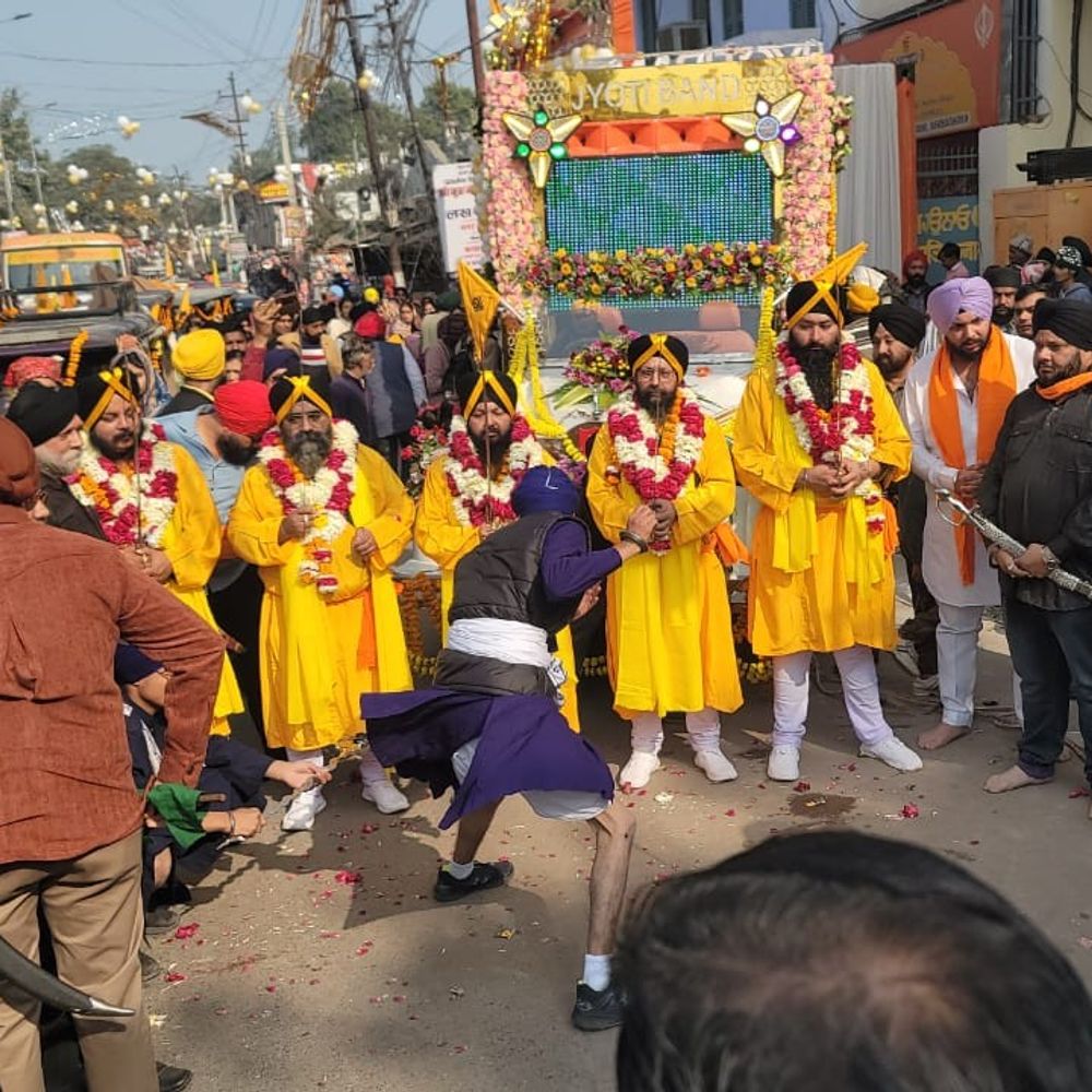 प्रकाश उत्सव पर भव्य जुलूस निकला:बच्चों ने दिखाए करतब, डीएम ने किया स्वागत