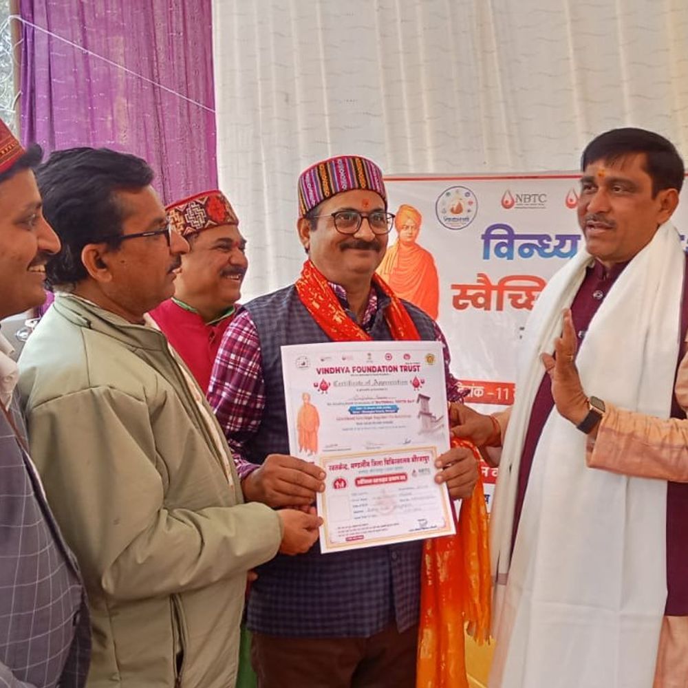 मिर्जापुर में 82 युवाओं ने किया रक्तदान:स्वामी विवेकानंद जयंती पर पालिकाध्यक्ष सहित पिता-पुत्र की दो जोड़ियों ने दिया दान