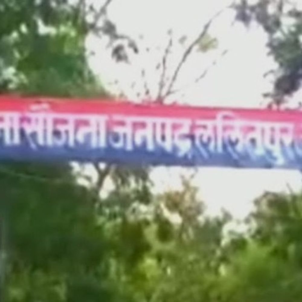 ललितपुर एसपी ने थानाध्यक्ष समेत तीन पुलिसकर्मियों को किया निलंबित:अवैध शराब विक्रेताओं से पैसे मांगने का आरोप, जांच शुरू