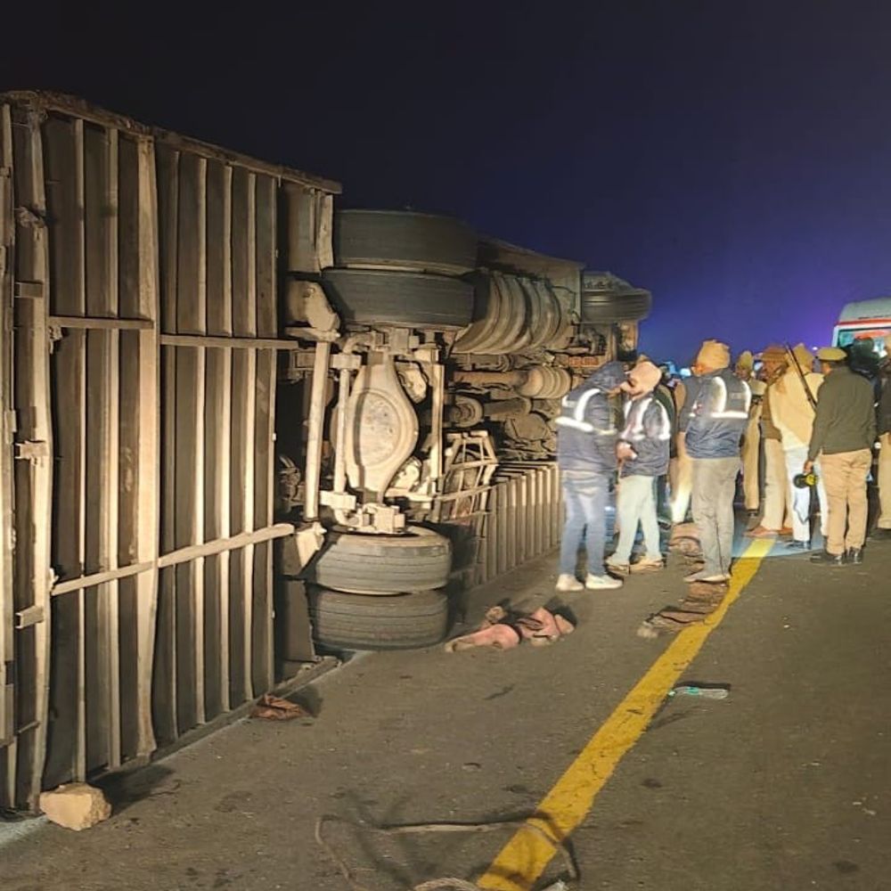 मैनपुरी में एक्सप्रेसवे पर बेकाबू बस पलटी:महिला व मासूम समेत दो की मौत, 11 घायल, टायर फटने से हुआ हादसा