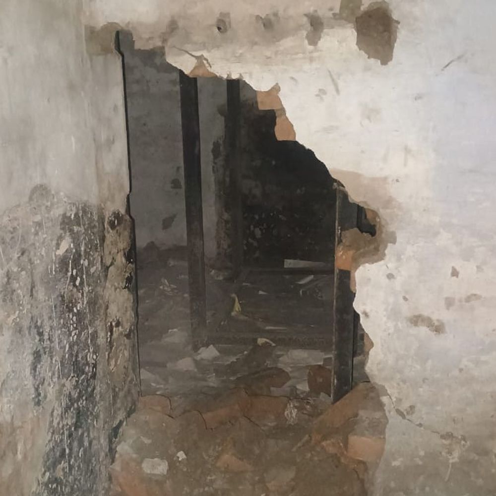 जिला निर्वाचन कार्यालय की दीवार में सेंधमारी:संवेदनशील चुनाव सामग्री की सुरक्षा पर सवाल, जांच जारी