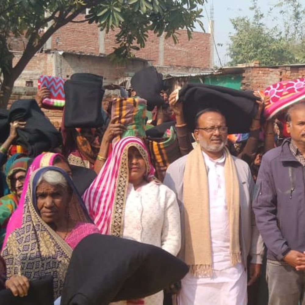 कड़ाके की ठंड में मिर्जापुर में बंटे कंबल:मनोज जायसवाल ने कहा, जरूरतमंदों की सेवा ही सच्ची जनसेवा