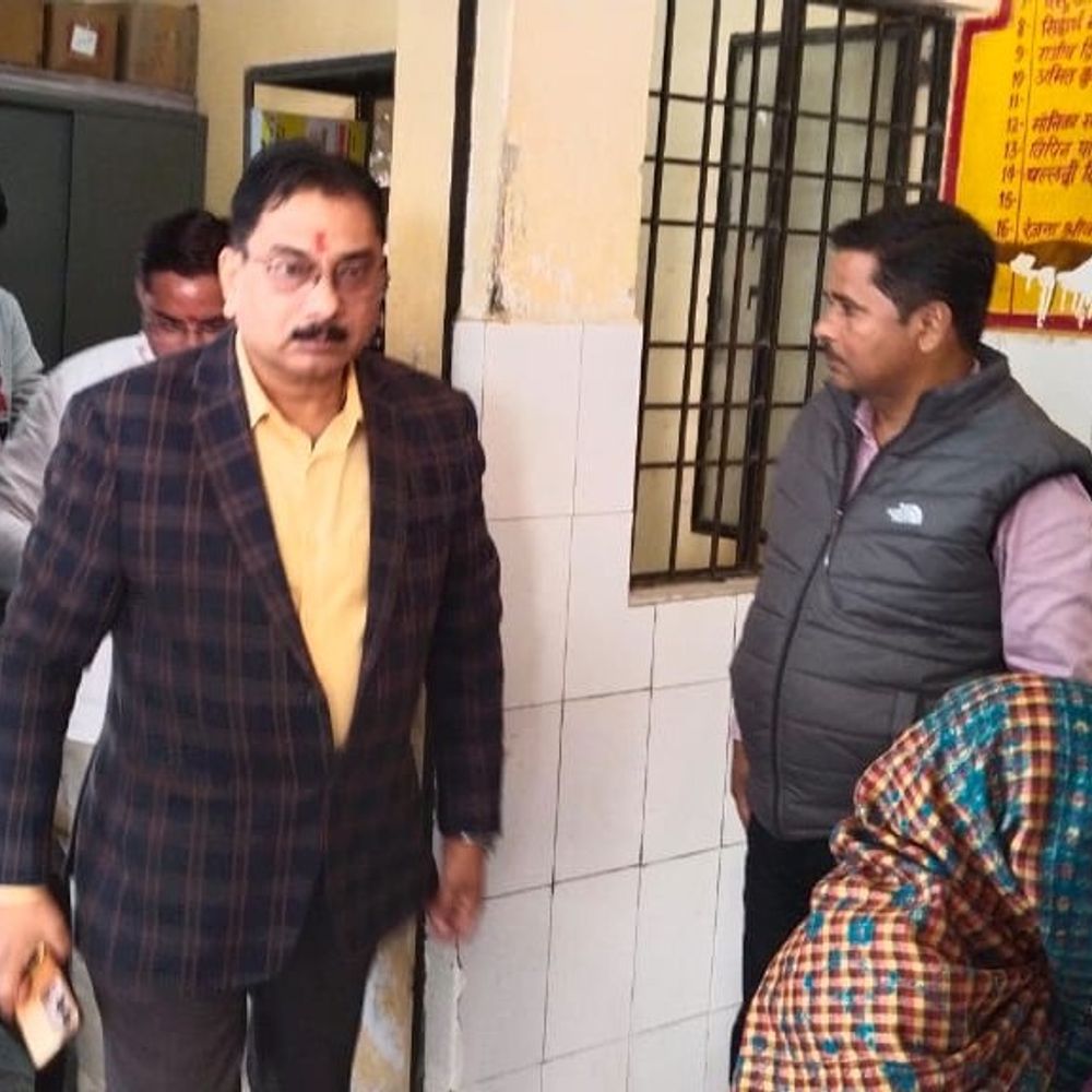 प्रभारी सीएमओ ने किया PHC का औचक निरीक्षण:उन्नाव में स्वास्थ्य व्यवस्थाओं की गुणवत्ता परखी, मरीजों से पूछा हाल