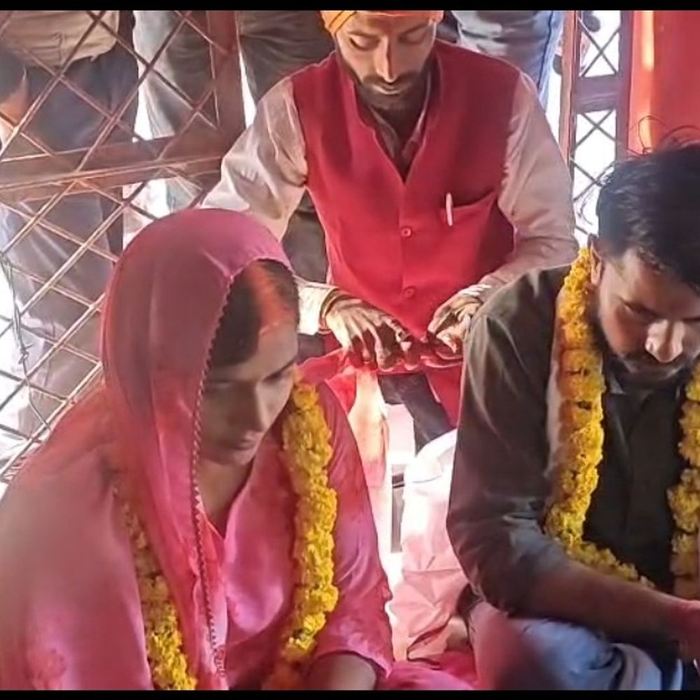 मुस्लिम युवती ने हिंदू प्रेमी संग मंदिर में रचाई शादी:सोनभद्र पुलिस की सुरक्षा में हुआ विवाह, जेहा खातून बोलीं- परिजन देते थे धमकी