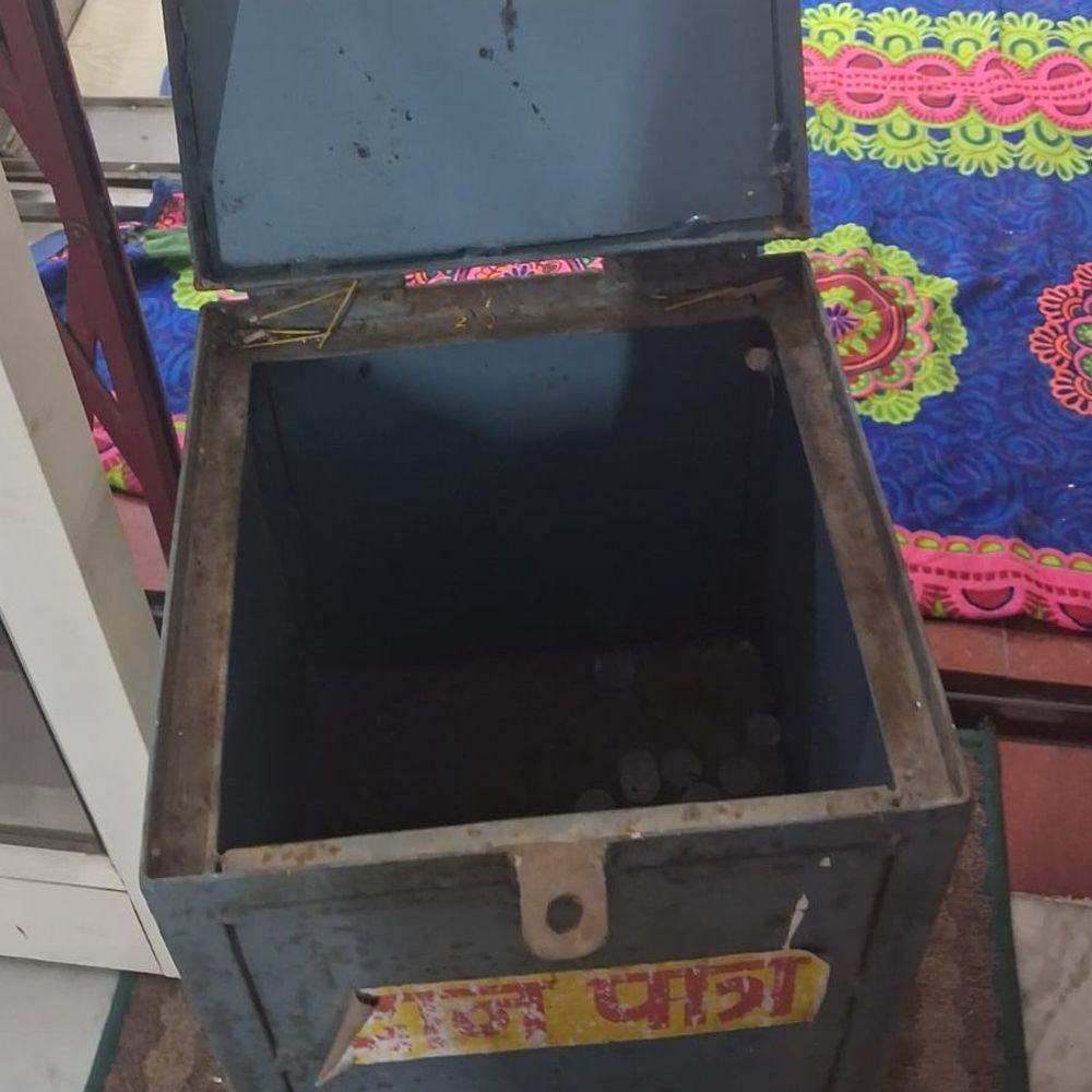 ग्रेटर नोएडा मंदिर में चोरी, दानपात्र खाली:चोरों ने सीसीटीवी डीवीआर भी चुराई, जांच जारी