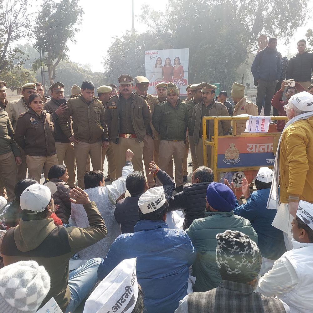 बांग्लादेश में हिंदुओं पर अत्याचार के विरोध में प्रदर्शन:मेरठ में AAP कार्यकर्ताओं ने कमिश्नरी चौराहे पर की नारेबाजी, एडीएम को सौंपा ज्ञापन