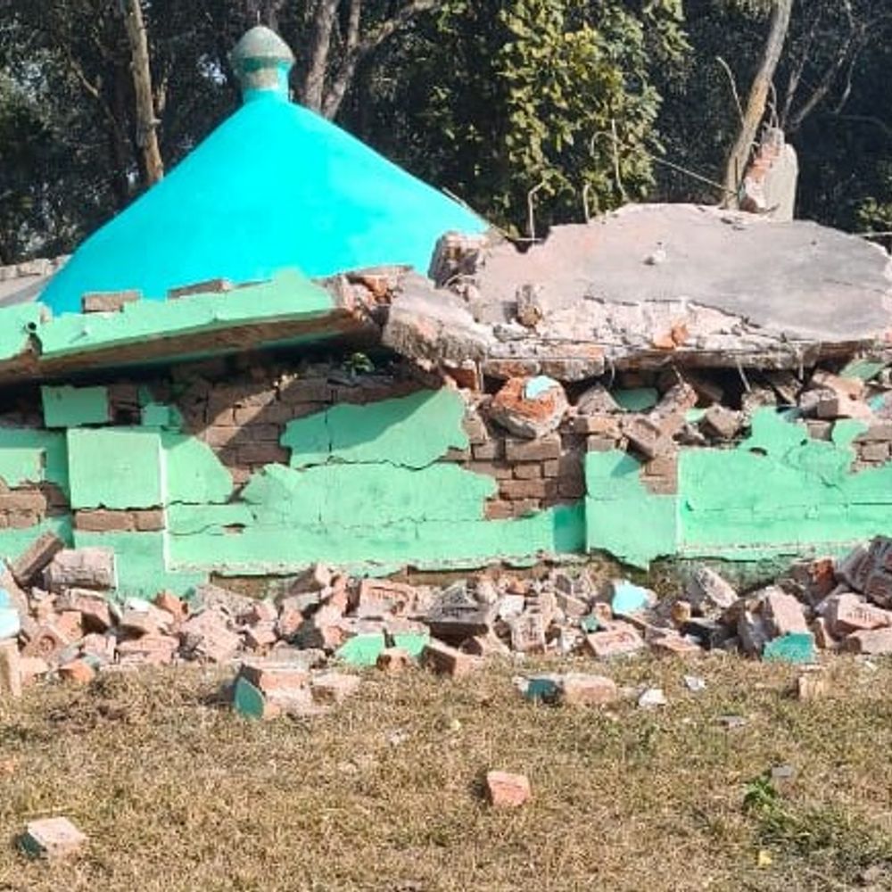 बलरामपुर में 50 साल पुरानी मजार पर चला बुलडोजर:संरक्षित वन क्षेत्र में अवैध निर्माण पर प्रशासन ने की कार्रवाई, पुलिस बल तैनात