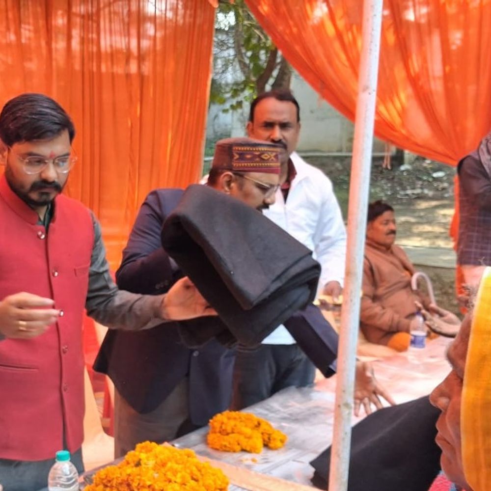 अति प्राचीन रामलीला कमेटी ने 500 कंबल बांटे:गाजीपुर में कड़ाके की ठंड से जरूरतमंदों को मिली राहत