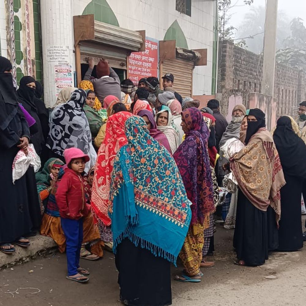 संभल में राशन न मिलने पर प्रदर्शन:दर्जनों लोगों ने संभल-बहजोई मार्ग पर जाम लगाया, नारेबाजी की, डीलर फरार