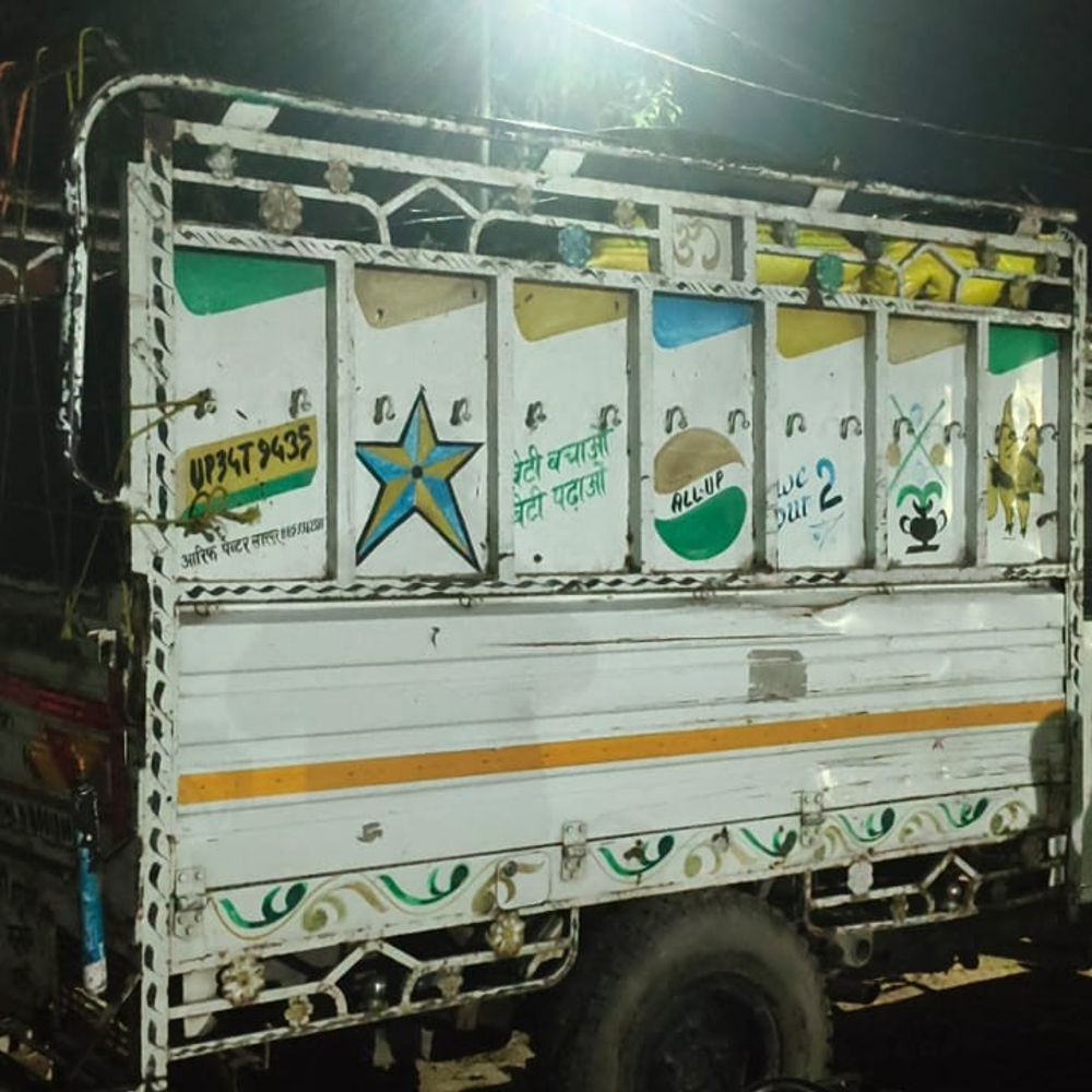 सीतापुर में पुलिस ने पकड़ी यूरिया लदी पिकअप:चेकिंग के दौरान कागजात न मिलने पर कार्रवाई, 70 बोरी खाद थी