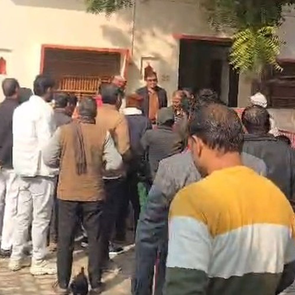 गोंडा में सफाईकर्मियों ने विधायक को सौंपा ज्ञापन:17 साल से सेवा नियमावली, पदोन्नति न होने पर विधायक को दिया ज्ञापन