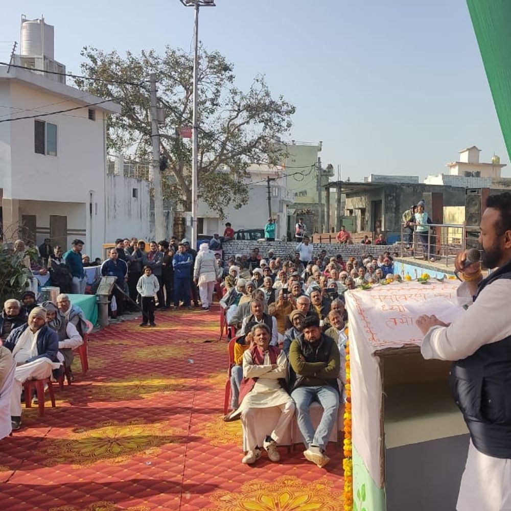 बालैनी में सैकड़ों सेवानिवृत्त कर्मचारियों का सम्मान:शकुन यादव फाउंडेशन ने निःशुल्क जनसेवा केंद्र का भी किया शुभारंभ