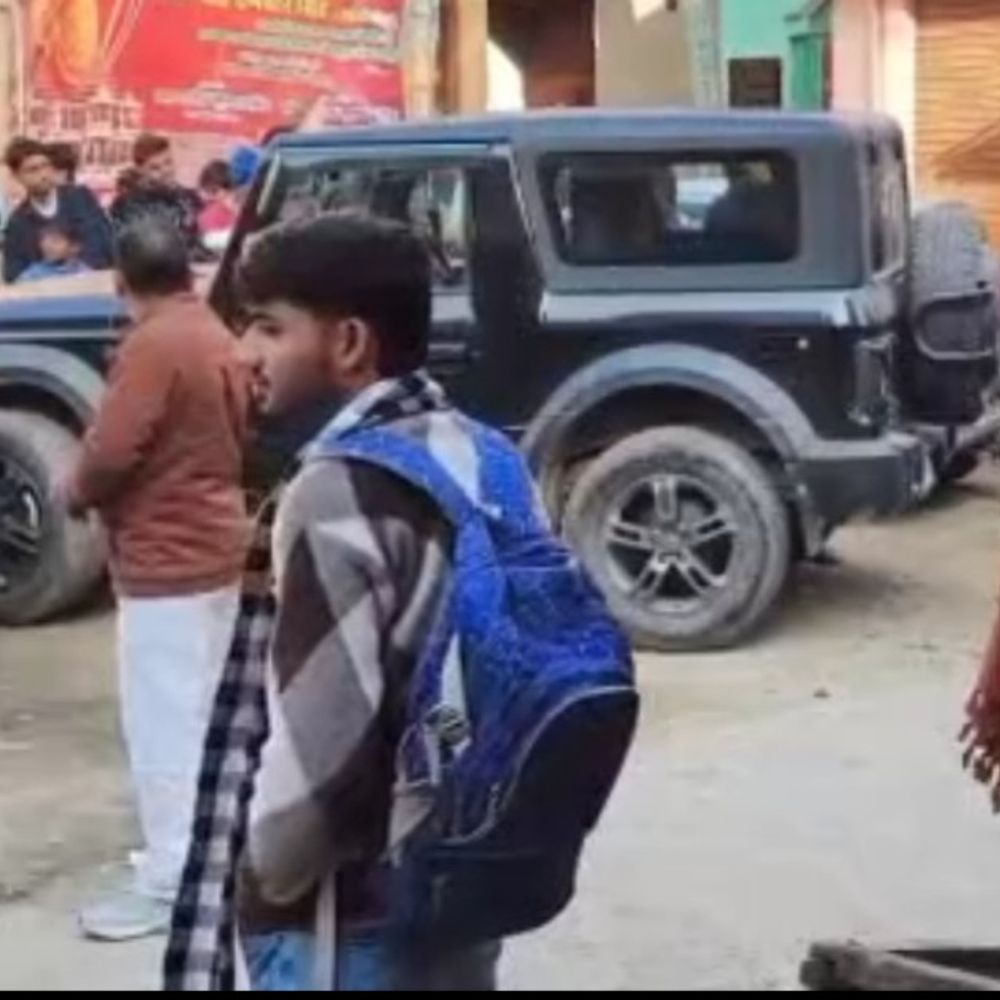 बदायूं में चेकिंग के दौरान थार लेकर भागा ड्राइवर:दो गाड़ियों में मारी टक्कर, पुलिस ने 25KM पीछा किया, गाड़ी छोड़कर भागे