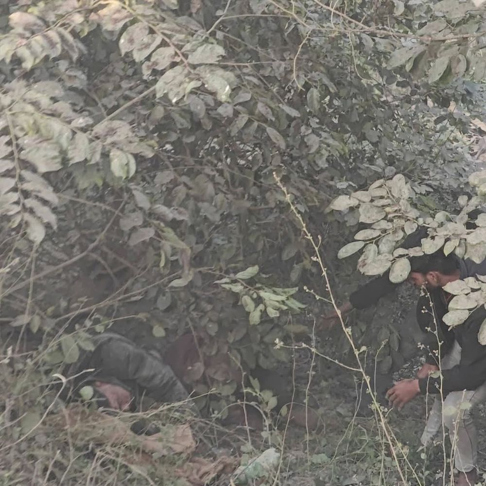 बाराबंकी में बाइक 20 फीट खाई में गिरी:दो युवक गंभीर घायल, यातायात प्रभारी व ग्रामीणों ने बचाया