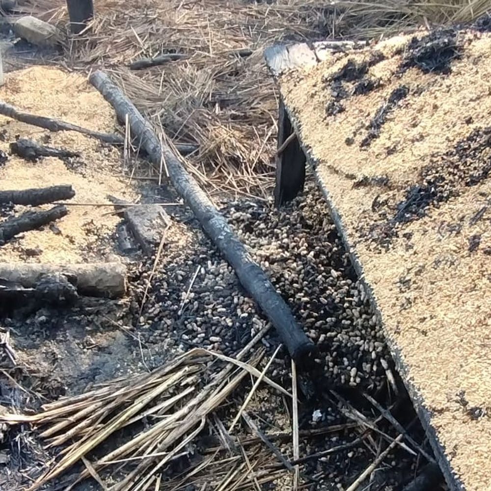 सीतापुर में गांव में लगी आग, 4 घर जले:लाखों की संपत्ति खाक, ग्रामीणों ने आग पर पाया काबू