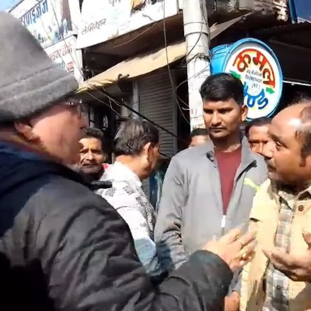 फर्रुखाबाद में संडे बाजार नहीं लगा, बातचीत जारी:पुलिस तैनात, व्यापारी सामान लिए घूमते रहे; जाम के चलते हटाने का निर्णय