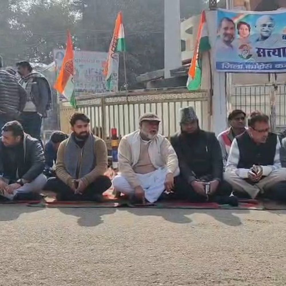 कांग्रेस का मनरेगा नाम बदलने के खिलाफ सत्याग्रह:अमरोहा में गांधी प्रतिमा पर मोदी सरकार को घेरा