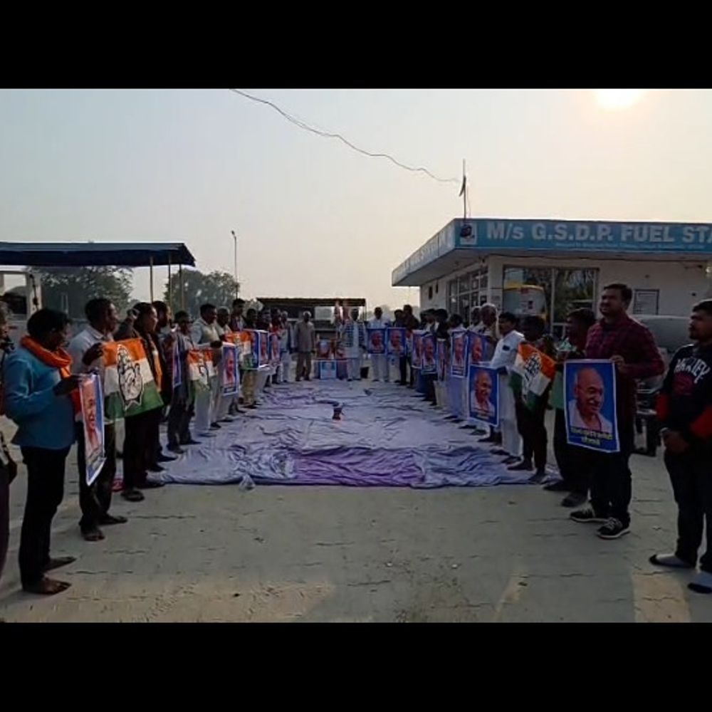 कांग्रेसियों ने मनरेगा बचाओ अभियान के लिए उपवास रखा:कौशांबी में जिलाध्यक्ष ने भाजपा सरकार पर नाम बदलने और योजना खत्म करने का आरोप लगाया