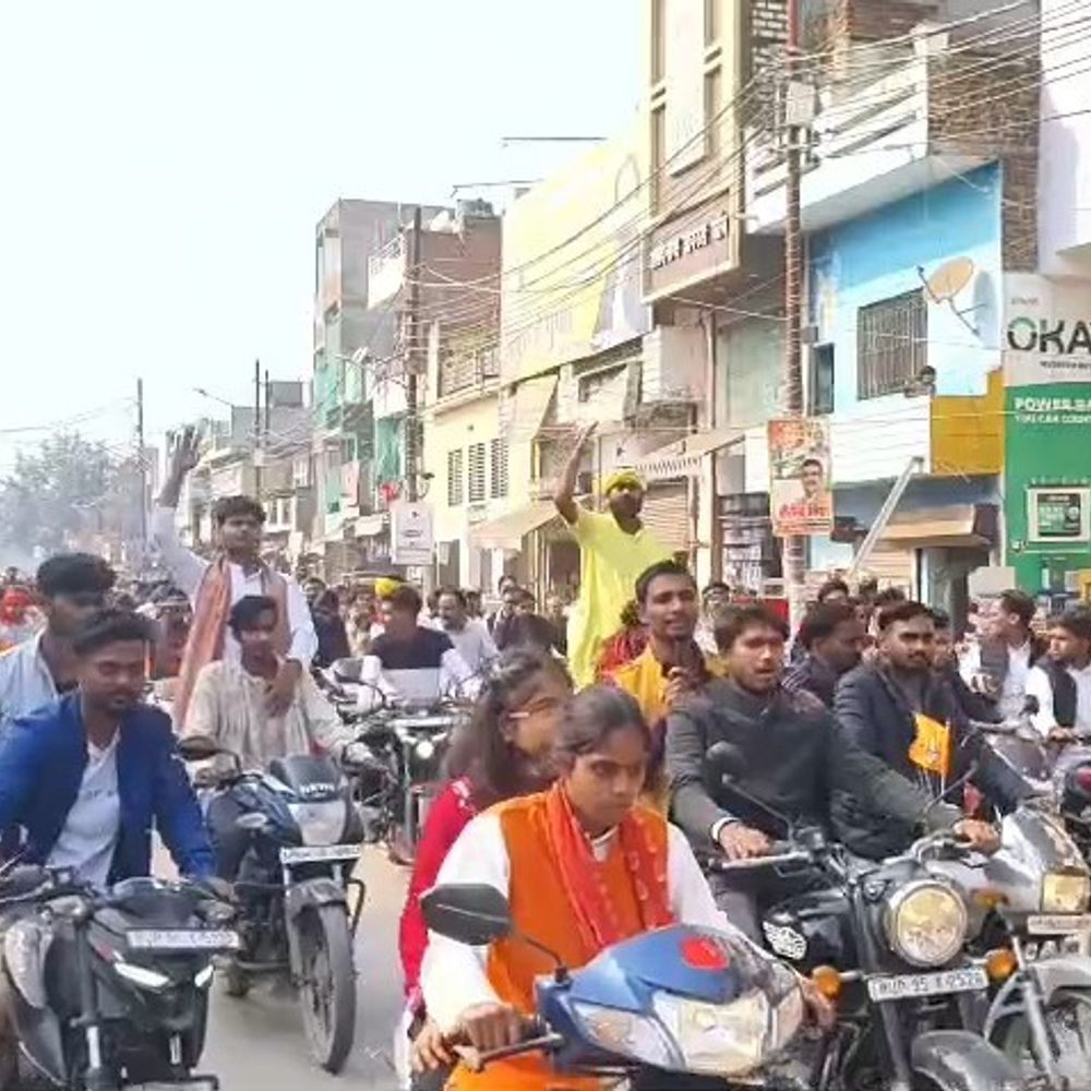 RSS के 100 वर्ष पूरे, महोबा में शौर्य बाइक रैली:कीरत सागर से हिंदू एकता का संदेश दिया, भगवा रंग में रंगा शहर