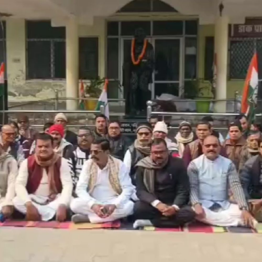 कांग्रेस ने देवरिया में मनरेगा बचाओ अभियान शुरू किया:केंद्र सरकार की नीतियों के विरोध में एक दिवसीय उपवास रखा