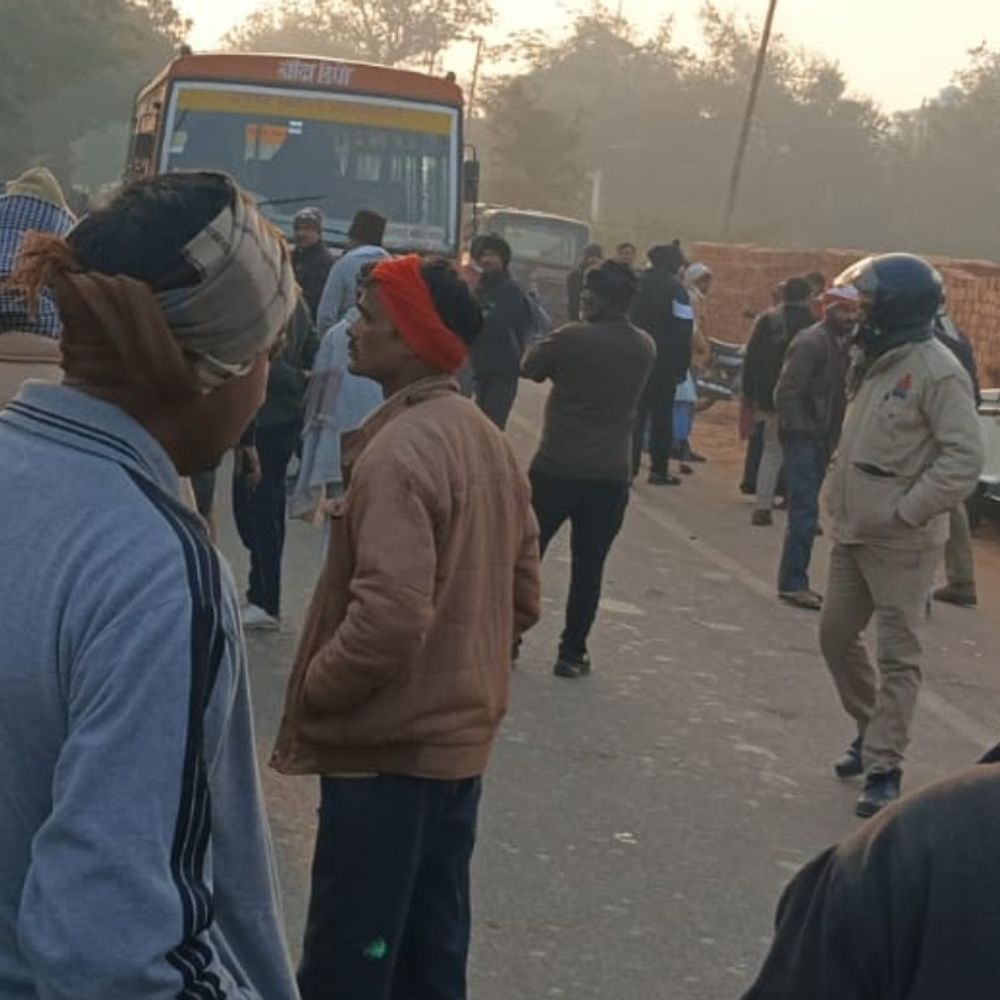 बांदा में बोलेरो की टक्कर से महिला की मौत:स्कूल जाते समय हादसा, गुस्साए ग्रामीणों ने लगाया सड़क जाम