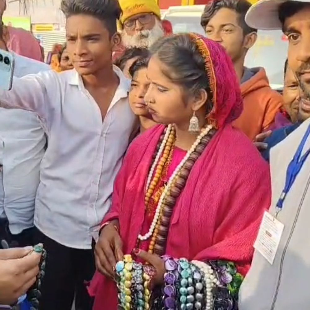 मोनालिसा के बाद माघ मेले में माही निषाद वायरल:सेल्फी की भीड़ में फंसी माही, बोलीं- माला नहीं बिक पा रही, लोग परेशान कर रहे