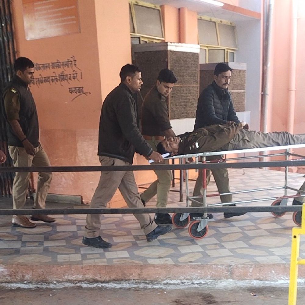 ललितपुर में ड्यूटी के दौरान गिरे उप निरीक्षक, हालत गंभीर:झांसी मेडिकल कॉलेज रेफर, डॉक्टरों ने बताई पैरालिसिस की शिकायत