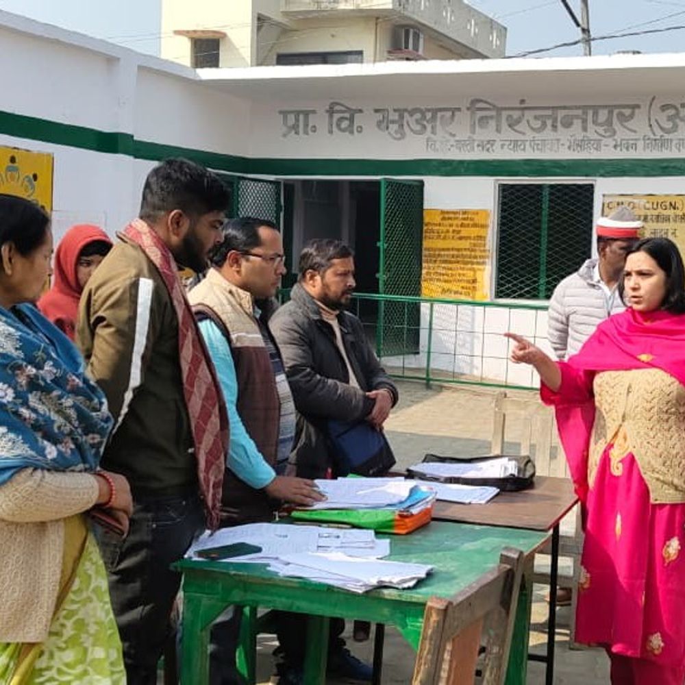 जिला निर्वाचन अधिकारी ने मतदान केंद्रों का निरीक्षण किया:बस्ती में मतदाता सूची शुद्धीकरण के निर्देश, BLO कार्यों की समीक्षा