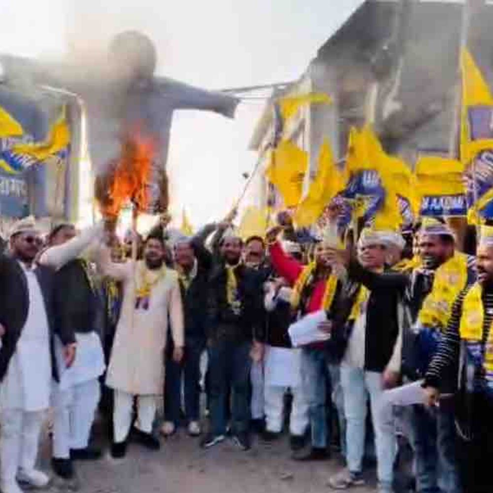 आप ने रामपुर में बांग्लादेश सरकार का पुतला फूंका:हिंदुओं पर अत्याचार पर मोदी सरकार से कड़े कदम उठाने की मांग