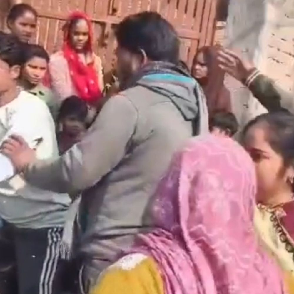 फिरोजाबाद में आपत्तिजनक पोस्ट पर बवाल:बजरंग दल कार्यकर्ताओं पर पथराव, तीन लोग घायल