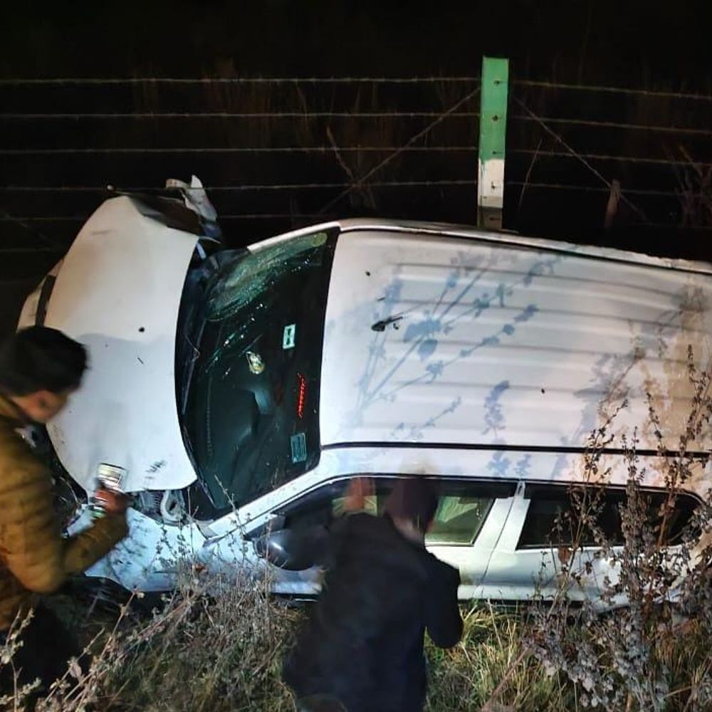 काकोरी में रोड हादसे में बाइक सवार का पैर टूटा:कंटेनर की टक्कर लगने से बाइक सवार को रौंदती कार गड्‌ढे में पलटी